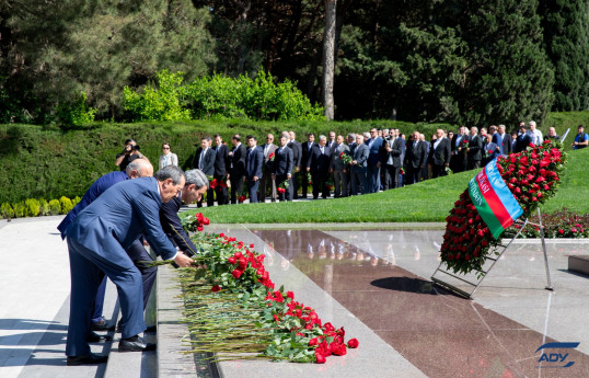 ADY rəhbərliyi Ümummilli Lider Heydər Əliyevin məzarını ziyarət edib - FOTO 
