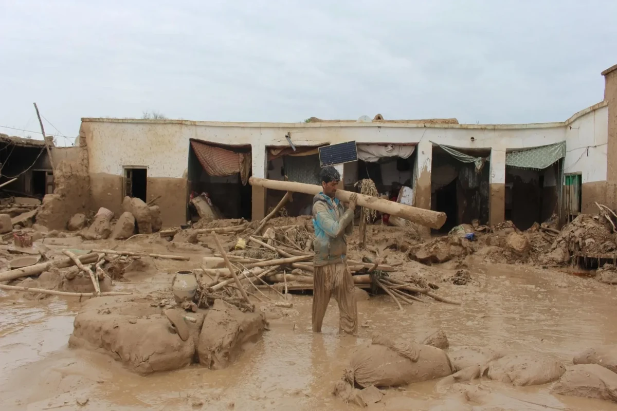 ООН: Число жертв мощного наводнения в Афганистане превысило 300 человек