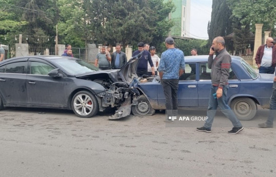 Gəncədə iki maşın toqquşub, xəsarət alan var - FOTO 