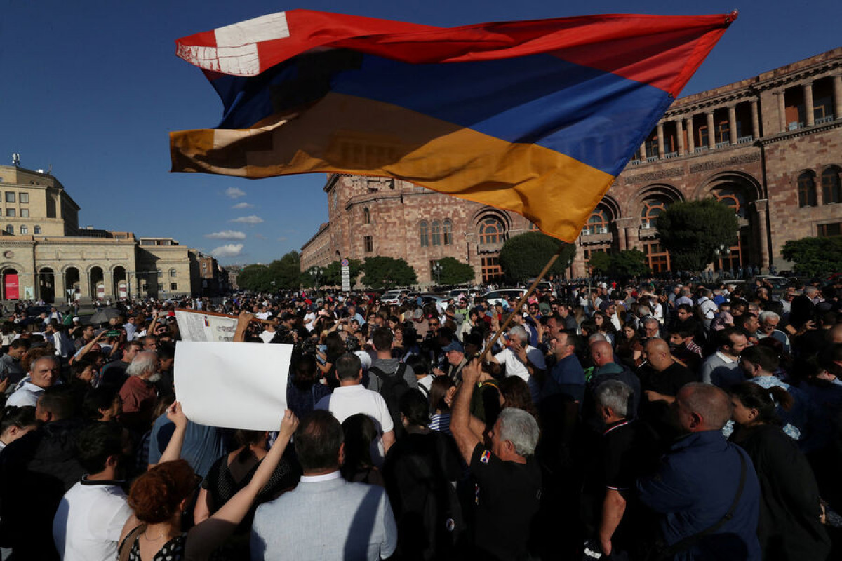 На улицах Еревана появились первые баррикады, полиция задерживает протестующих