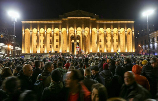 Tbilisidə polis etirazçıları parlament binasından uzaqlaşdırmağa başlayıb - YENİLƏNİB 