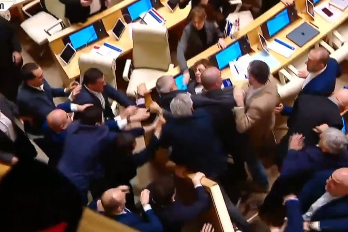 Gürcüstan parlamentində deputatlar arasında dava düşüb - <span class="red_color">VİDEO