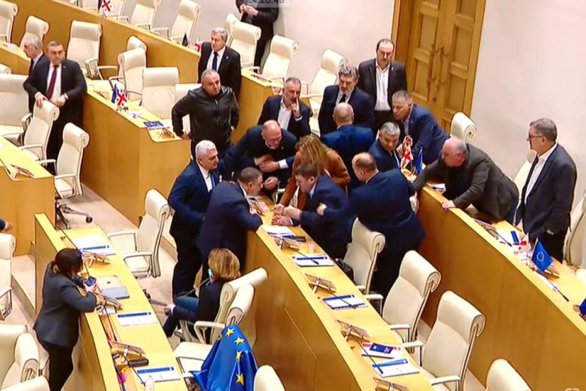 Gürcüstan parlamentinin iclasında gərginlik davam edir - <span class="red_color">VİDEO - <span class="red_color">YENİLƏNİB