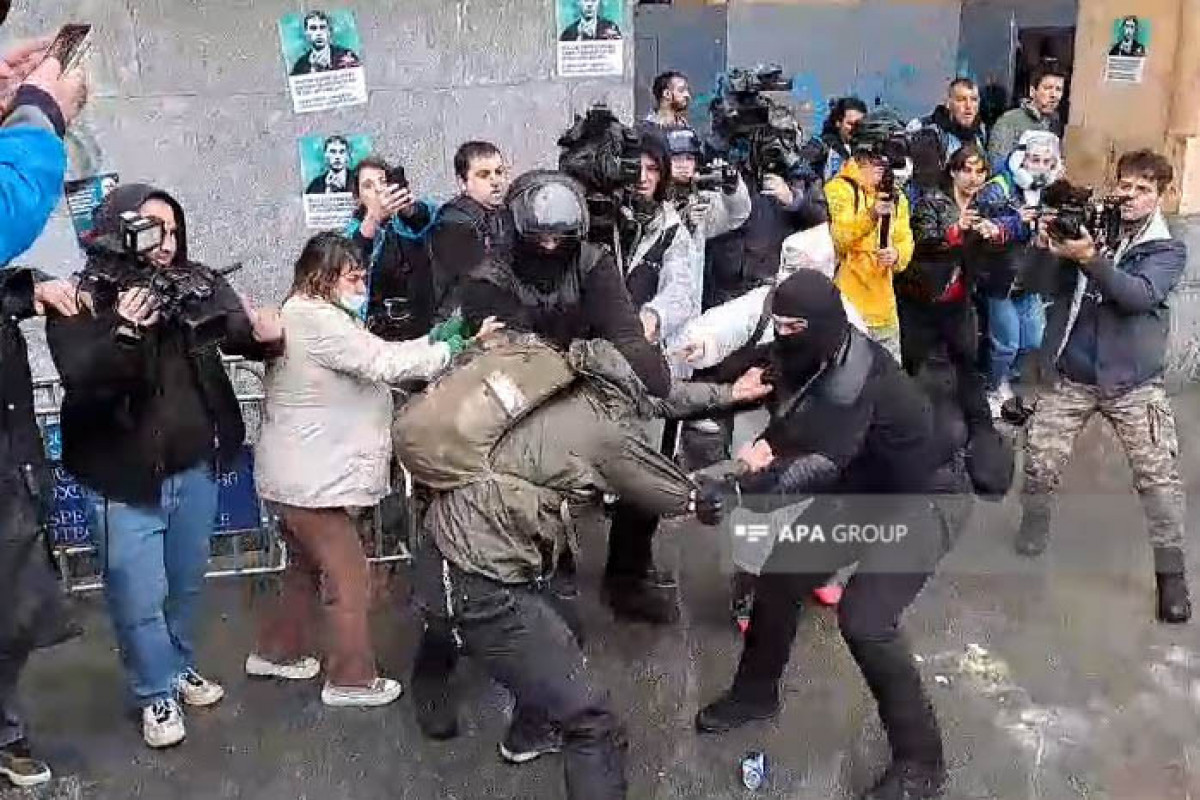 Tbilisidə parlament binasının qarşısında polis etirazçılara müdaxilə edib