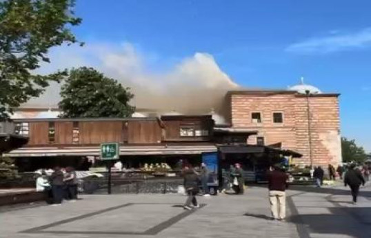 İstanbulda tarixi Misir bazarında yanğın olub
