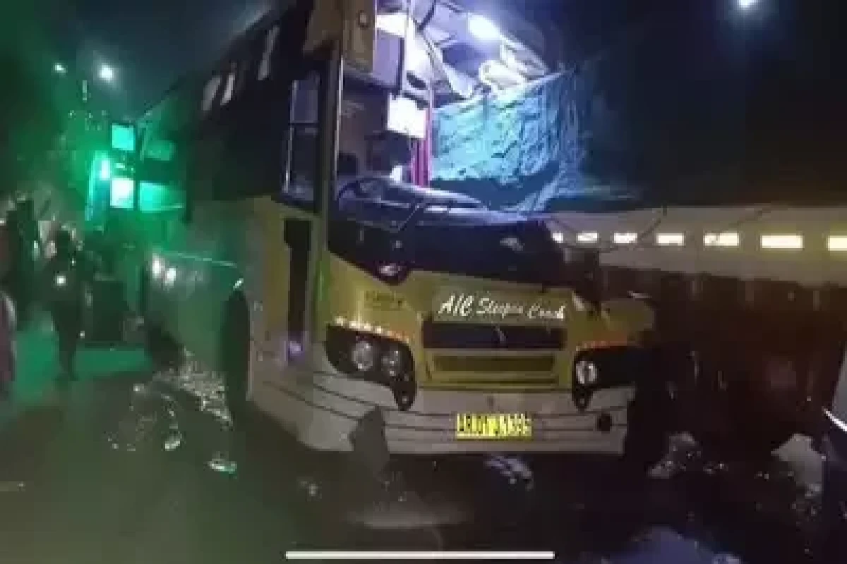 Hindistanda avtobus yük maşınına çırpılıb, 4 nəfər ölüb