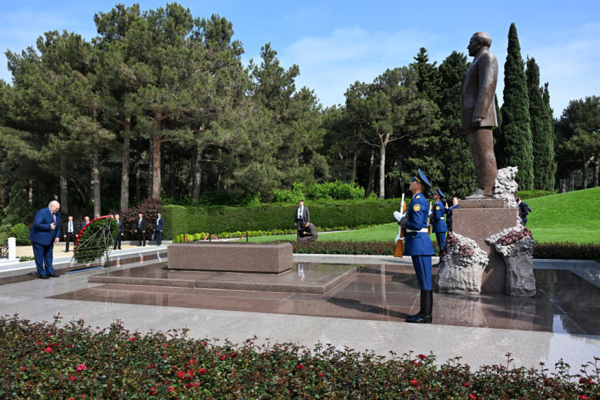 Aleksandr Lukaşenko Heydər Əliyevin məzarını ziyarət edib