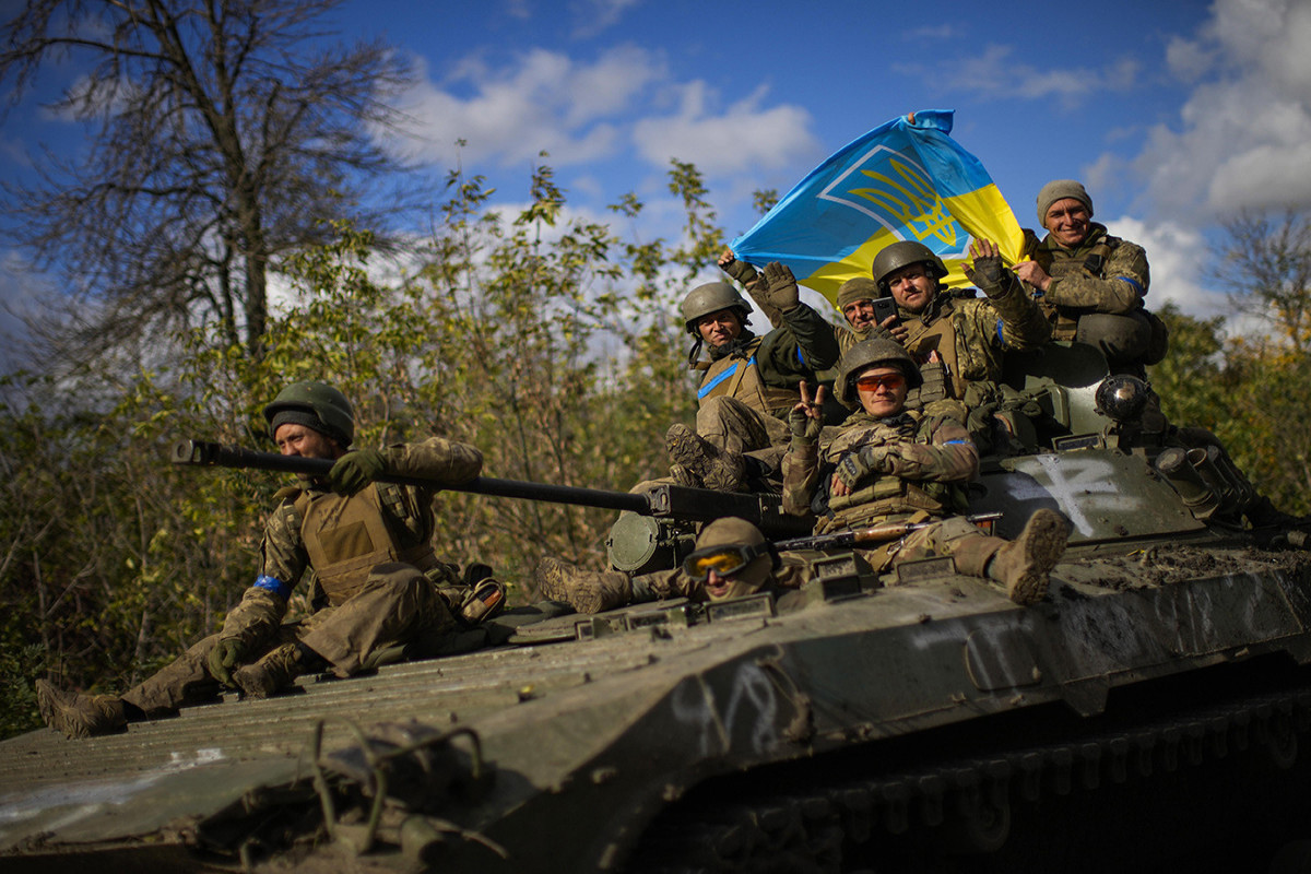 Zelenskyy visits embattled Kharkiv region as Russian pressure mounts in east