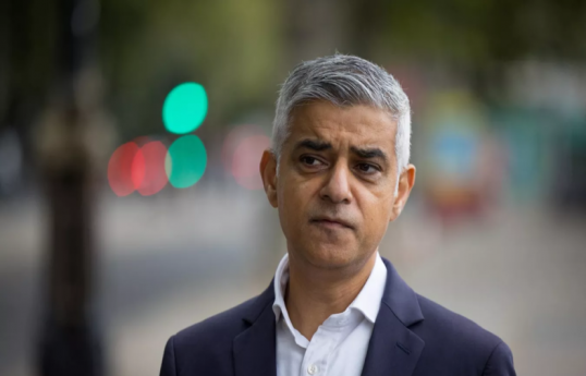 London meri Sadiq Xan Trampı irqçi və homofob adlandırıb