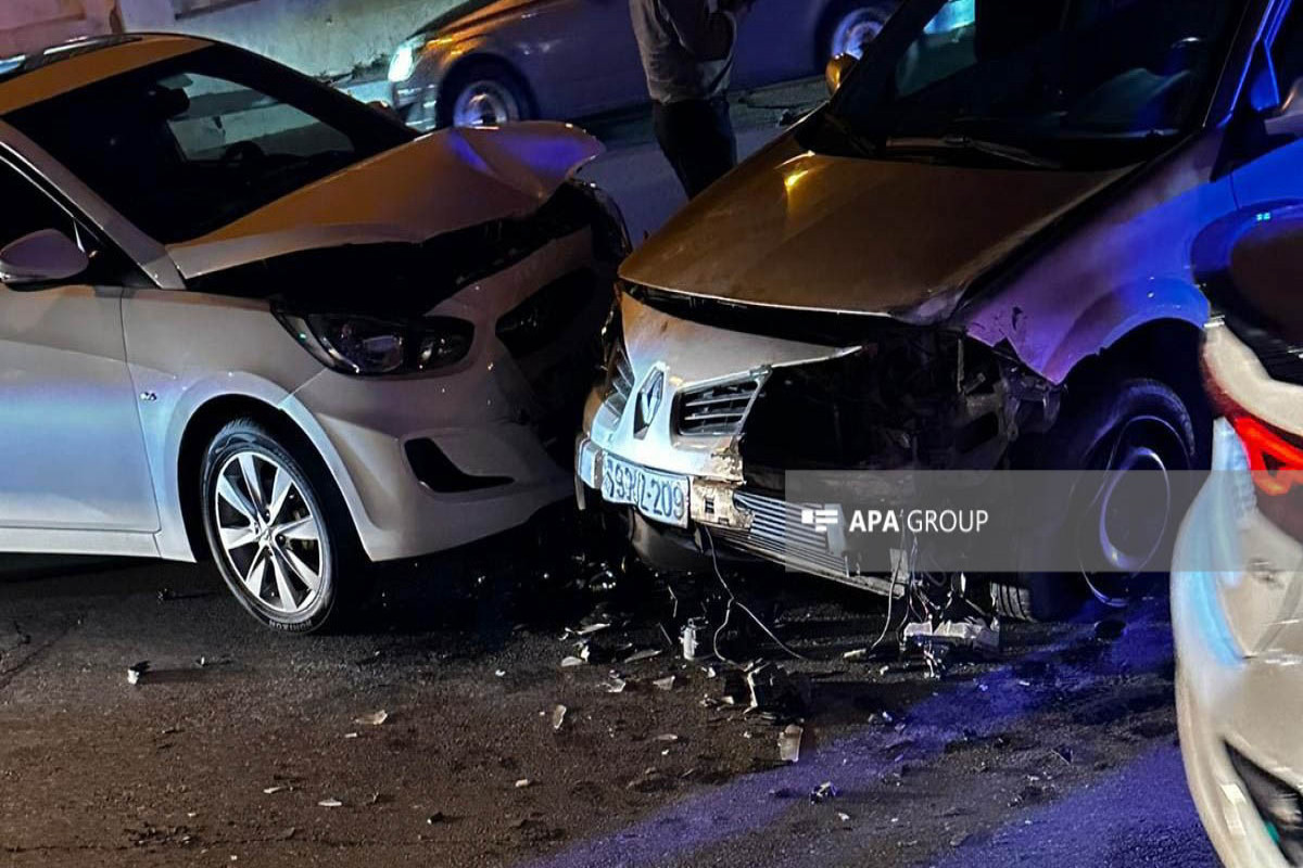 Bakıda üç avtomobil toqquşub, xəsarət alan var - FOTO 