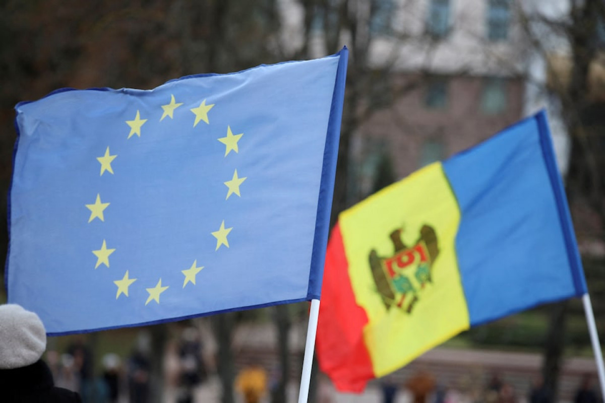 Moldovan parliament votes to hold EU referendum, presidential election on Oct. 20