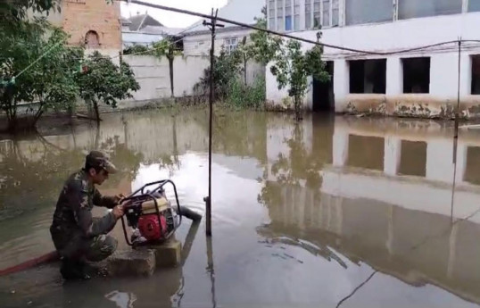 FHN: Kürdəmir və Saatlıda su basmış yerlərdən suyun çəkilərək kənarlaşdırılması təmin edilib - VİDEO 