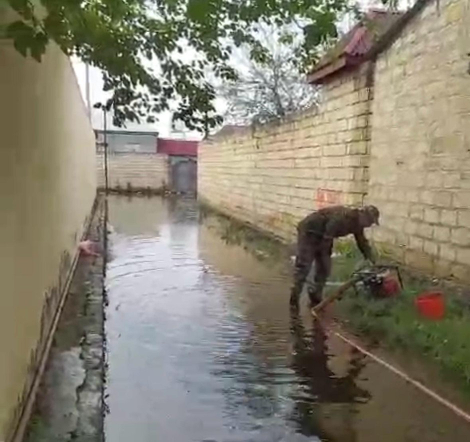 FHN: Kürdəmir və Saatlıda su basmış yerlərdən suyun çəkilərək kənarlaşdırılması təmin edilib - VİDEO 