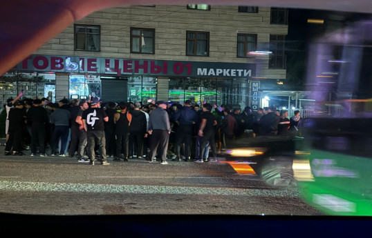 Bişkekin mərkəzində əcnəbilərlə davadan sonra əraziyə minə yaxın insan toplaşıb