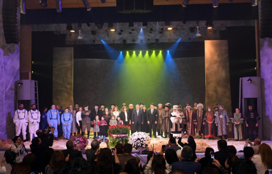 Mədəniyyət Nazirliyi və AMEA-nın rəhbərliyi "Azdrama"da "Əsrə bərabər gün" tamaşasına baxıb