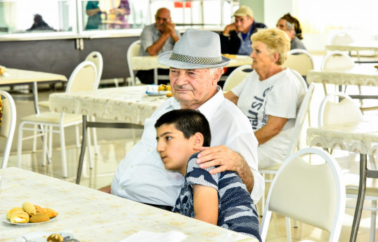 Sosial xidmət müəssisələrində yaşayan ahılların sayı və gender bölgüsü açıqlanıb