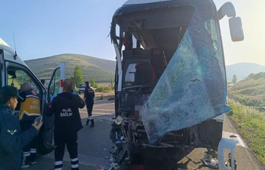 Türkiyədə avtobus yük maşını ilə toqquşub, yaralılar var
