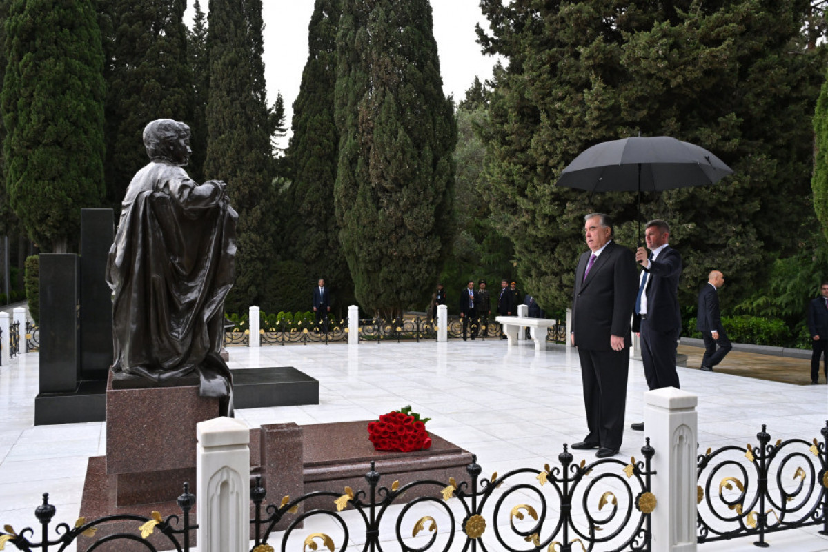 Президент Таджикистана посетил могилу Зарифы ханым Алиевой на Аллее почетного захоронения