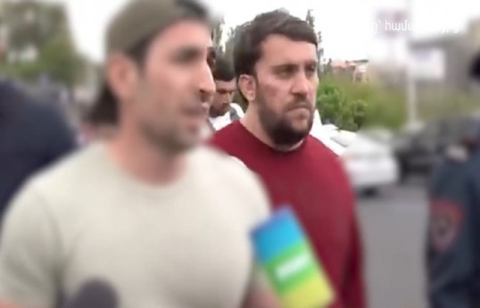 Solda Levon Koçaryan, Qraçya Qevondyan (sağda)