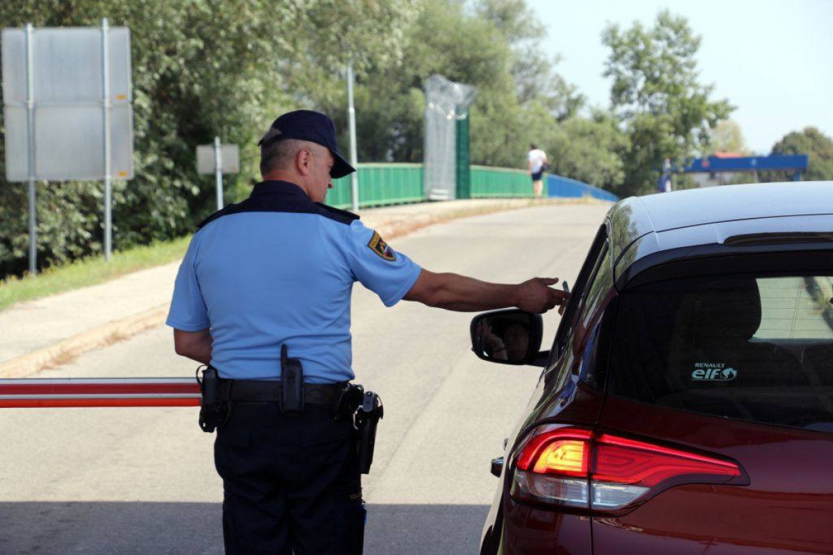 Slovenia prolongs border controls