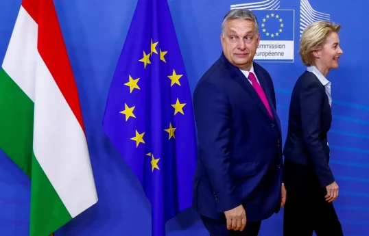 Macarıstanın Baş naziri Viktor Orban (solda)