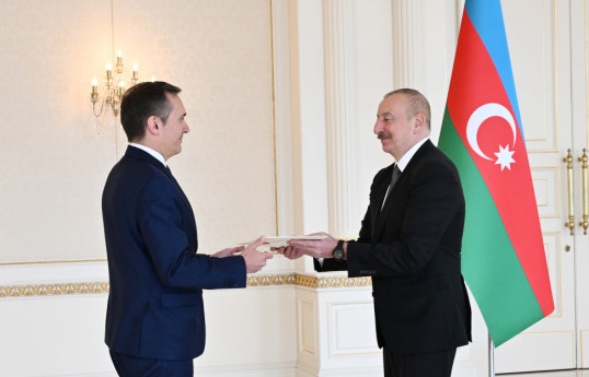 Prezident İlham Əliyev İtaliya Respublikasının ölkəmizdə yeni təyin olunmuş fövqəladə və səlahiyyətli səfiri Luka Di Canfrançeskonun etimadnaməsini qəbul edib