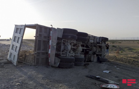 Lənkəranda "Kamaz" təkər dəyişmək istəyən sürücünün üstünə aşıb