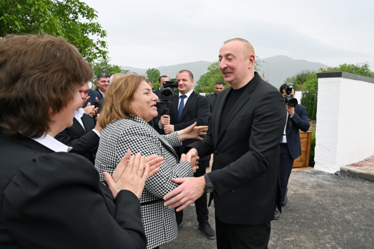 Президент Ильхам Алиев и первая леди Мехрибан Алиева встретились с жителями города Ходжалы-<span class="red_color">ФОТО-<span class="red_color">ОБНОВЛЕНО
