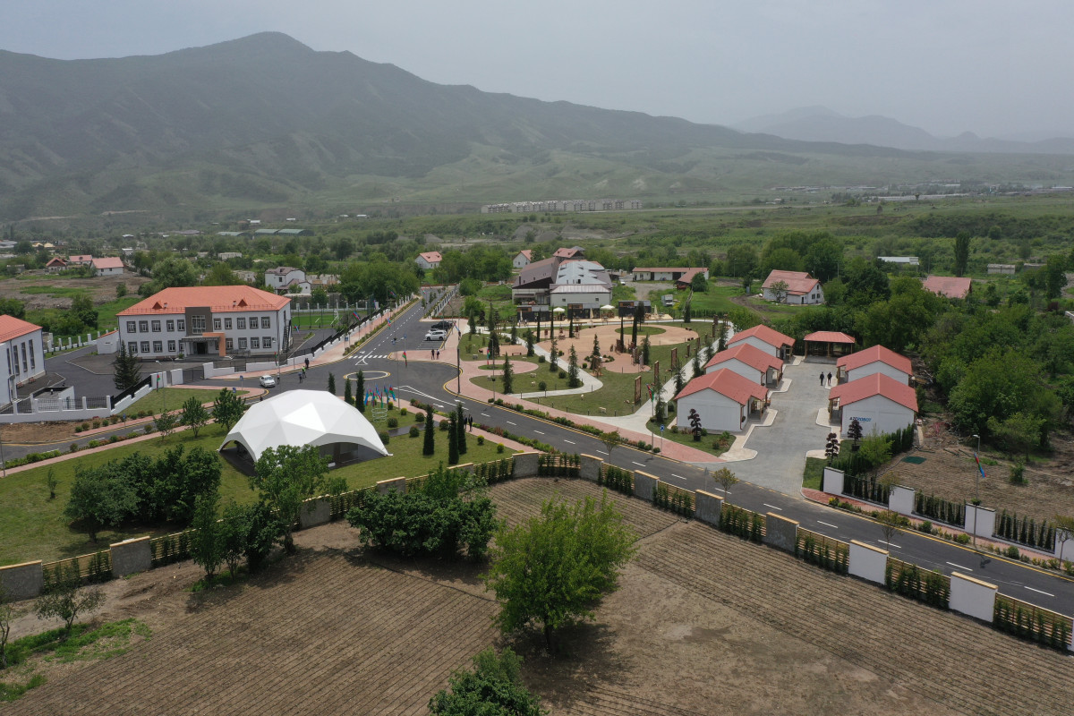 Prezident İlham Əliyev və birinci xanım Mehriban Əliyeva Xocalı şəhərinə köçən sakinlərlə görüşüblər - FOTO - YENİLƏNİB 