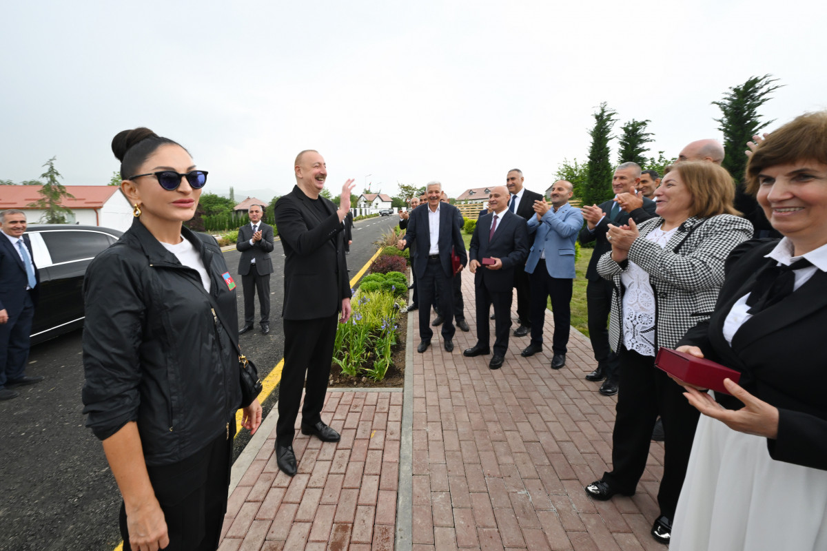 Prezident İlham Əliyev və birinci xanım Mehriban Əliyeva Xocalı şəhərinə köçən sakinlərlə görüşüblər - FOTO - YENİLƏNİB 