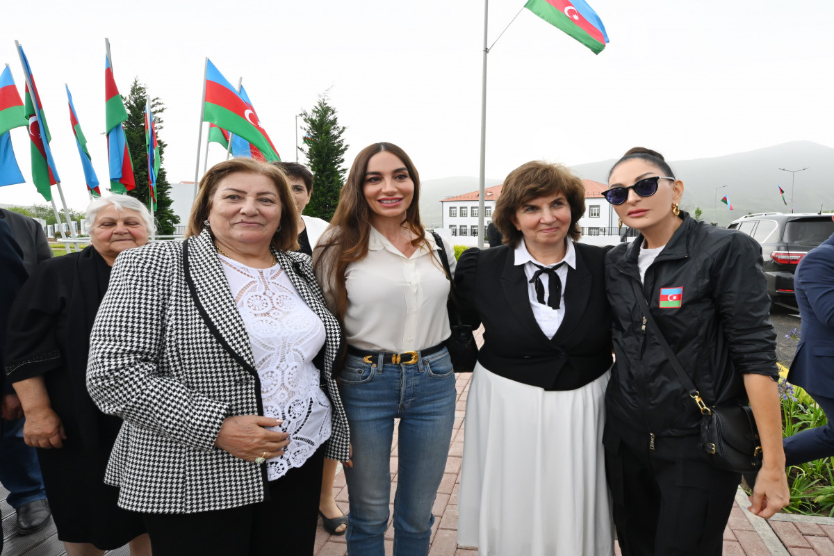 Prezident İlham Əliyev və birinci xanım Mehriban Əliyeva Xocalı şəhərinə köçən sakinlərlə görüşüblər - FOTO - YENİLƏNİB 