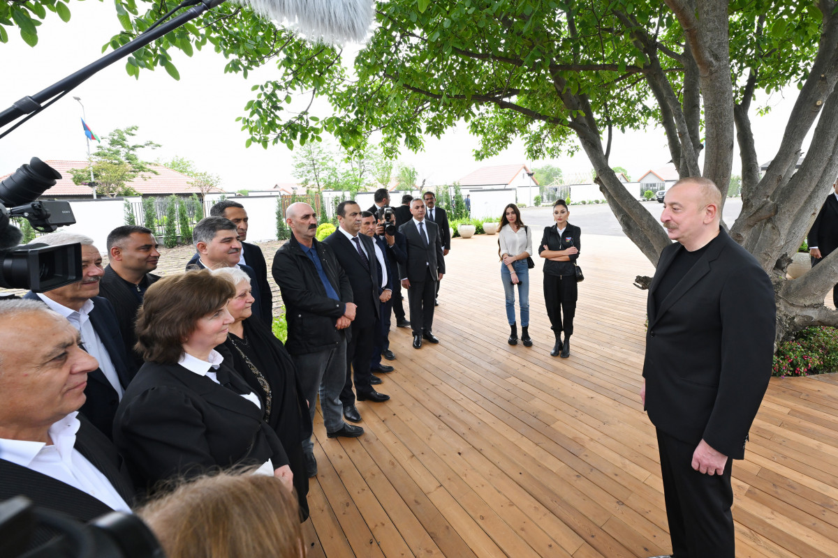 Prezident İlham Əliyev və birinci xanım Mehriban Əliyeva Xocalı şəhərinə köçən sakinlərlə görüşüblər - FOTO - YENİLƏNİB 