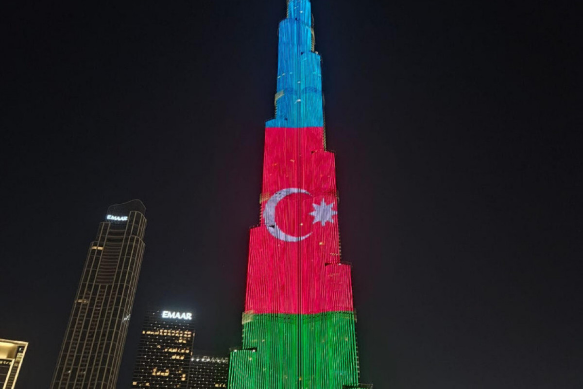 Небоскреб «Бурдж-Халифа» освещен цветами азербайджанского флага