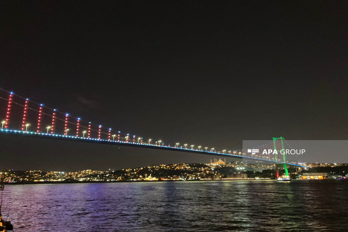 İstanbulun üç körpüsü Azərbaycan bayrağının rəngləri ilə işıqlandırılıb - <span class="red_color">FOTO - <span class="red_color">VİDEO