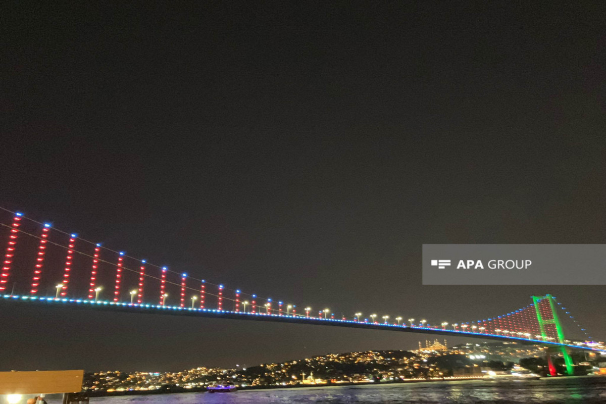 İstanbulun üç körpüsü Azərbaycan bayrağının rəngləri ilə işıqlandırılıb - FOTO - VİDEO 