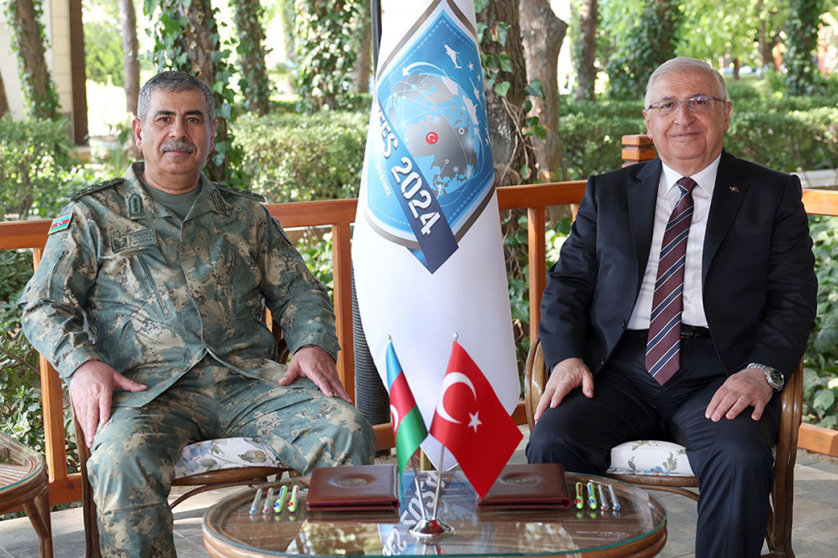 Министр обороны Азербайджана Закир Гасанов, министр национальной обороны Турции Яшар Гюлер
