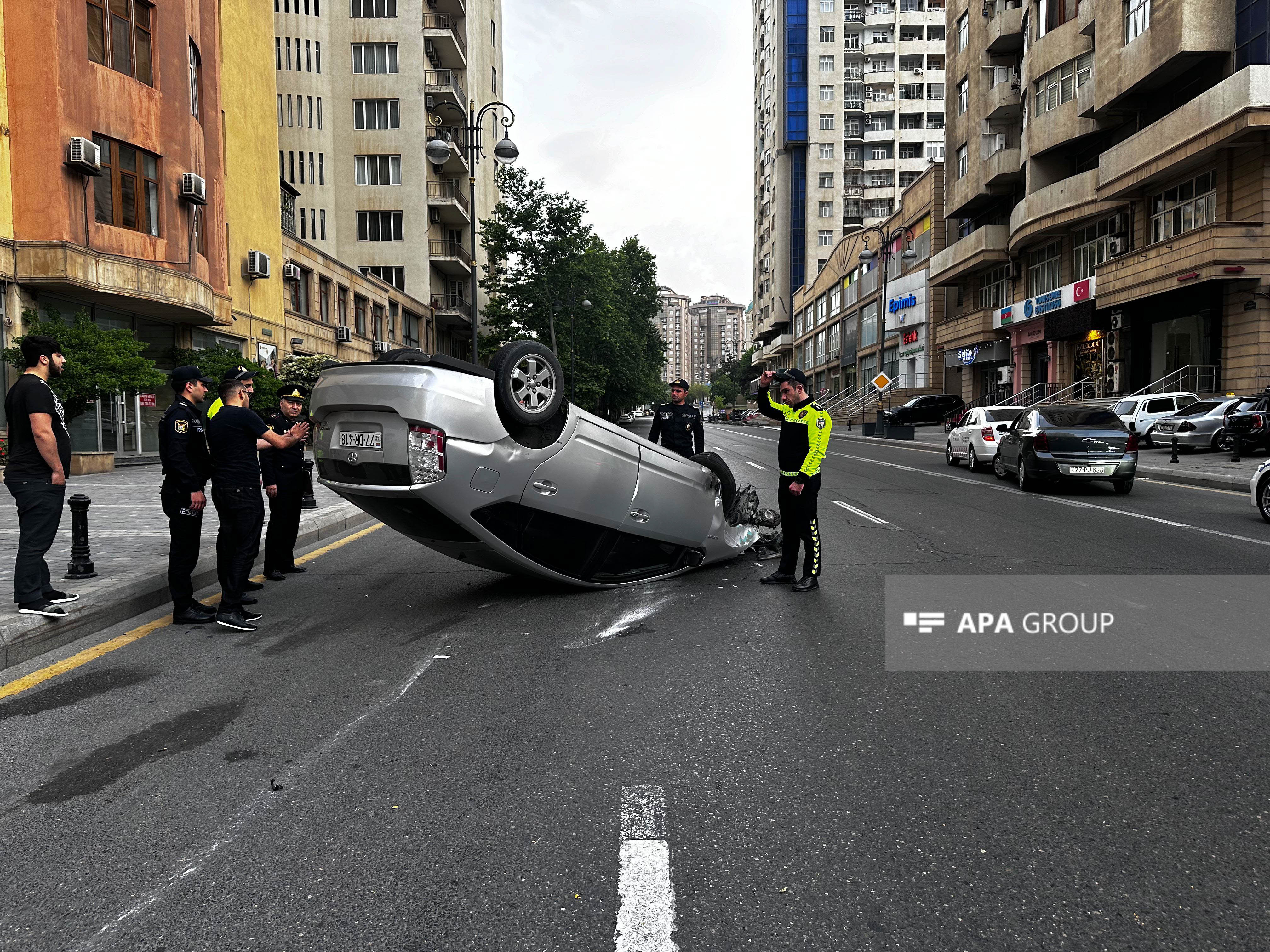 Bakıda telefona baxan sürücü avtomobili aşırıb, xəsarət alan var