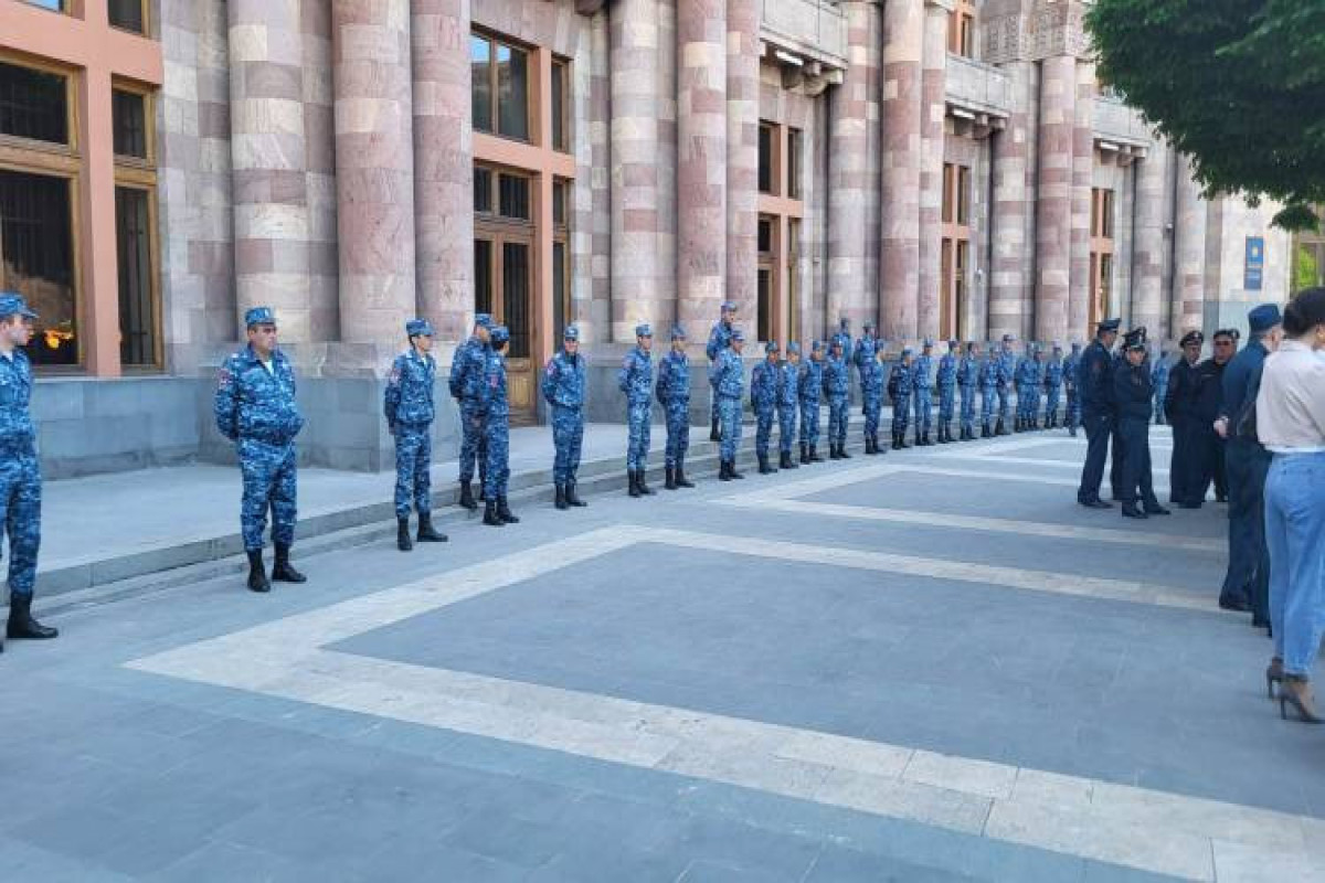 Ermənistan polisi hökumət binasını mühasirəyə alıb - <span class="red_color">VİDEO