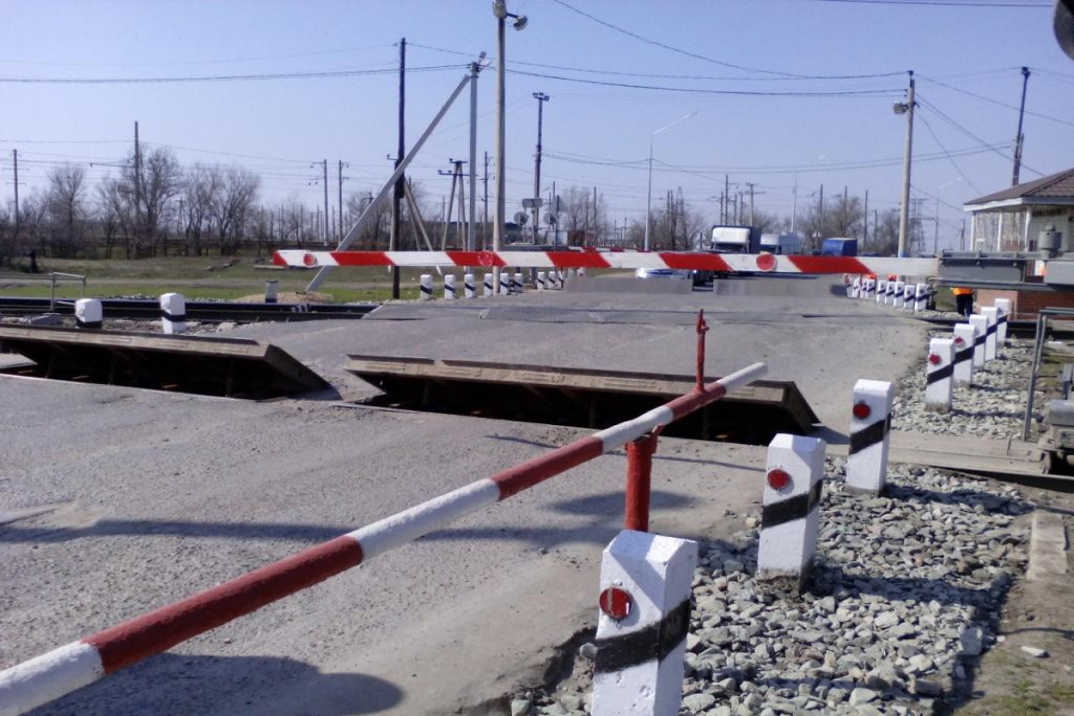 Легковушка попала под грузовой поезд в Дагестане, три человека погибли