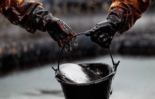 Dünya bazarlarında neft cüzi ucuzlaşıb