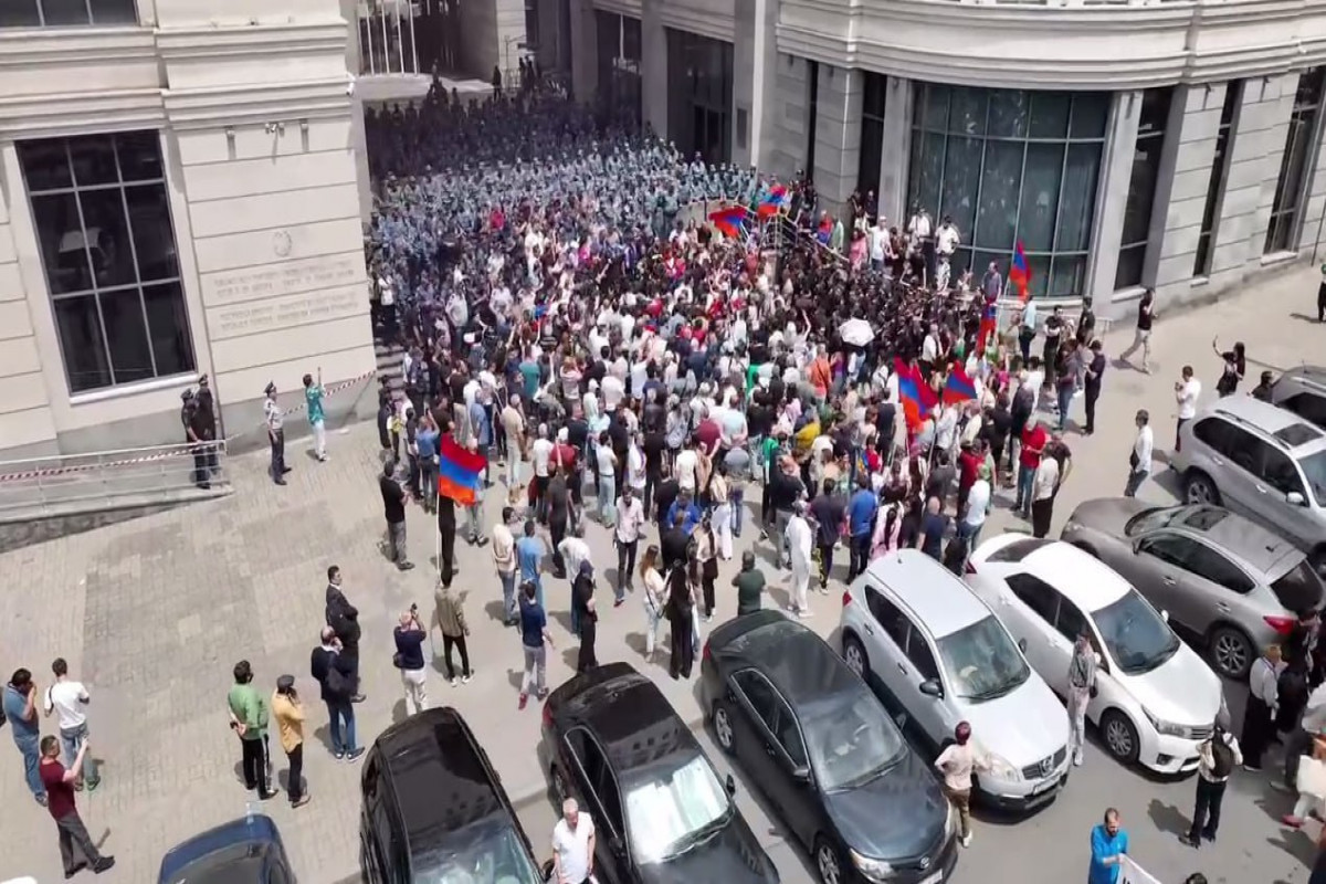 У входа в здание МИД Армении возникло противостояние, задействованы дополнительные силы полиции - <span class="red_color">ВИДЕО