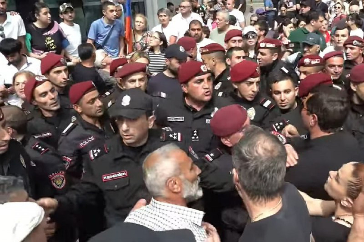 3 police injured in protest in front of Armenian MFA