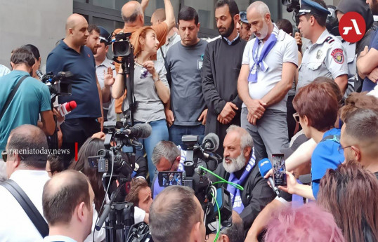 İrəvanda XİN-in binasının qarşısında polislə etirazçılar arasında toqquşmalar başlayıb - VİDEO  - YENİLƏNİB-1 