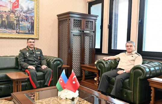 Azərbaycan Quru Qoşunları komandanının müavini general-mayor Vasif Kazımov, Türkiyə Quru Qoşunlarının komandanı ordu generalı Səlcuq Bayraktaroğlu