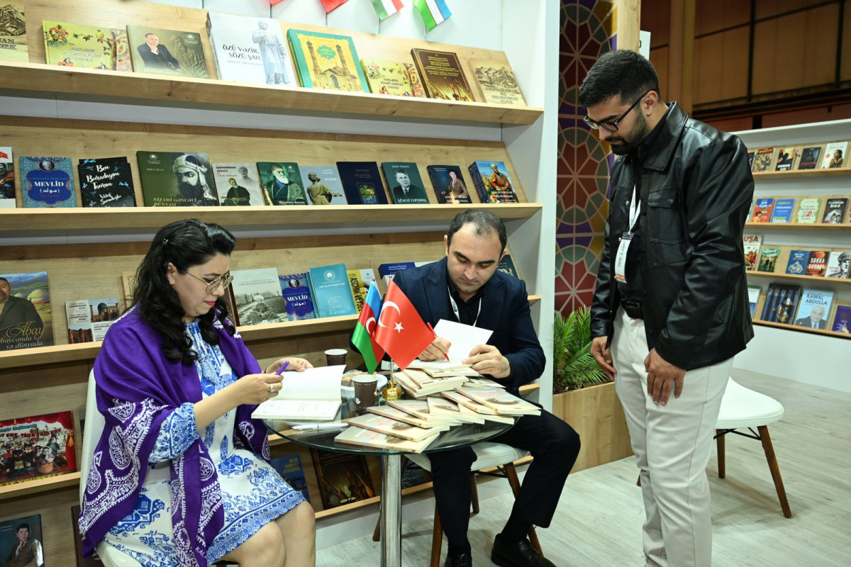 İstanbulda Azərbaycan yazarlarının iştirakı ilə ədəbi müzakirələr və imza mərasimi keçirilib - FOTO