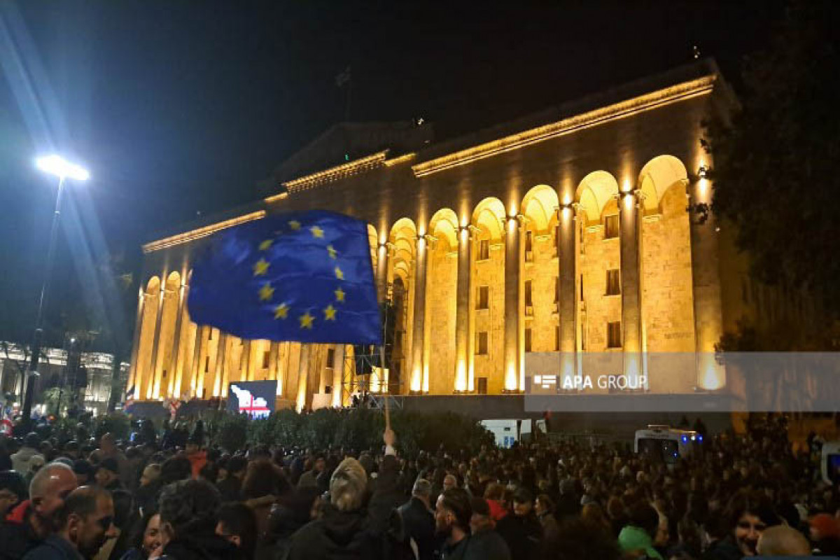 Tbilisidə müxalif partiyalar parlamentin qarşısında etiraz aksiyası keçirir