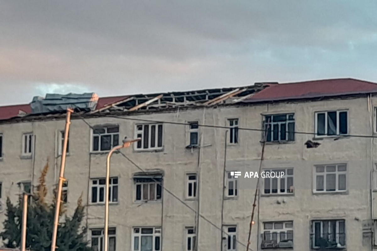 Zaqatalada güclü külək fəsadlar törədib, binanın dam örtüyü uçub - FOTO 