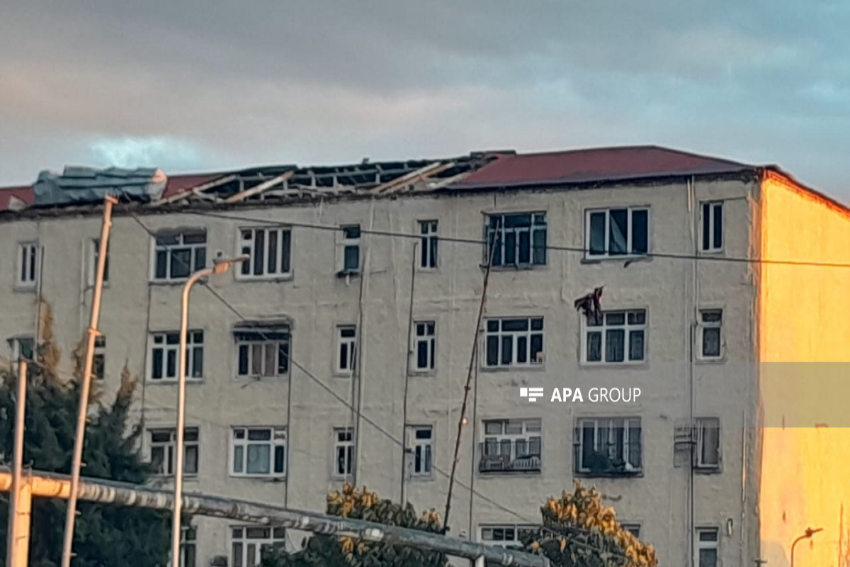 Zaqatalada güclü külək fəsadlar törədib, binanın dam örtüyü uçub - FOTO 