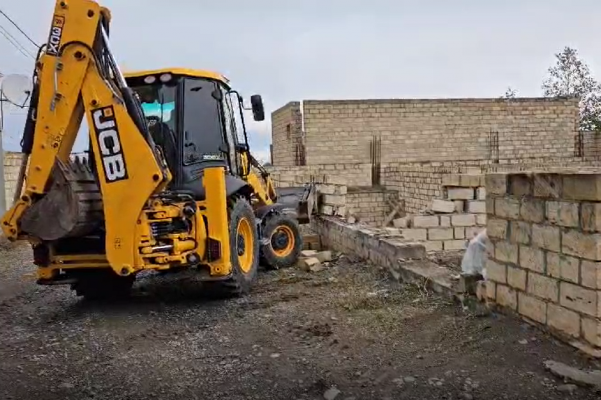 Gəncədə daha bir qanunsuz tikili sökülüb