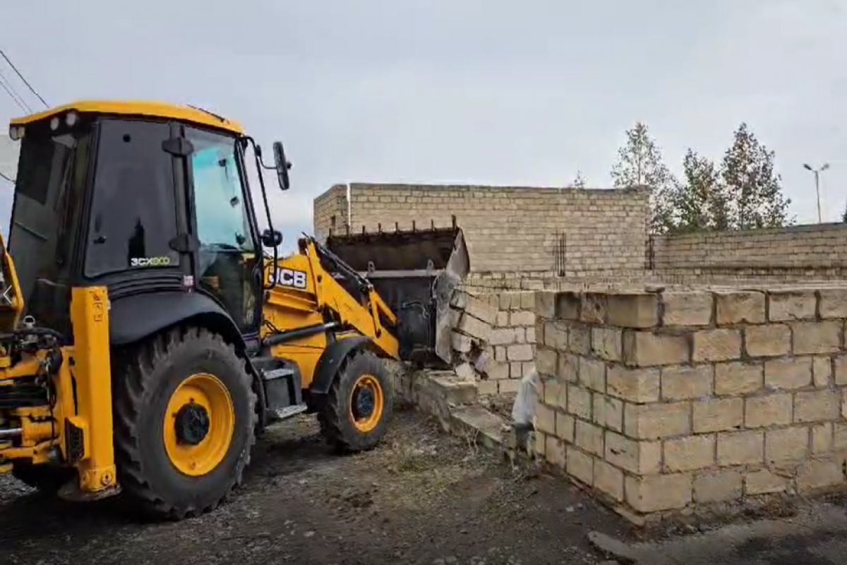 Gəncədə daha bir qanunsuz tikili sökülüb